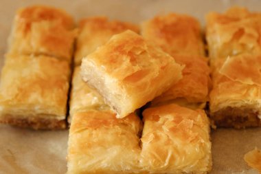 Fındık ve bal ile lezzetli baklava tatlısı  