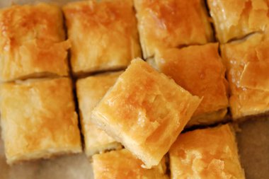 Fındık ve bal ile lezzetli baklava tatlısı  