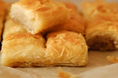 Fındık ve bal ile lezzetli baklava tatlısı  