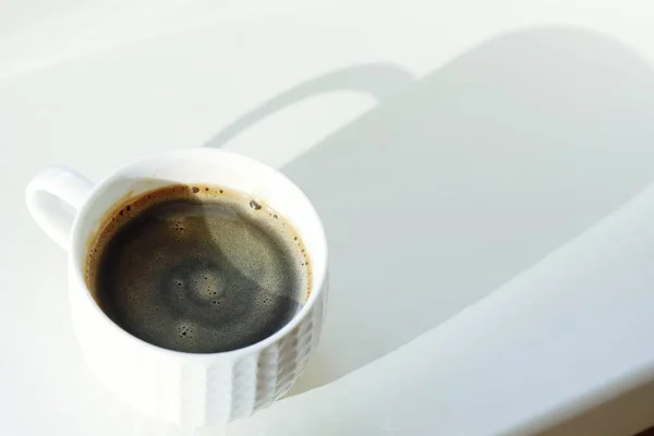 Świeżą Kawę Słonecznym Parapecie — Zdjęcie stockowe