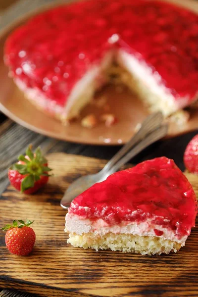 Taze Çilekli pasta ve masanın üzerine çilek 