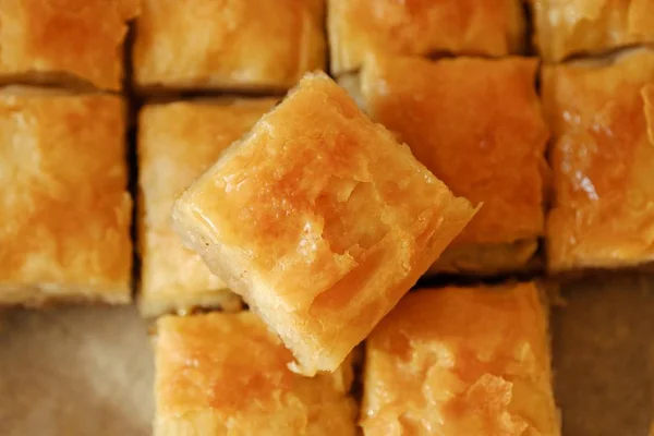美味的面包师甜点 配上坚果和蜂蜜 — 图库照片