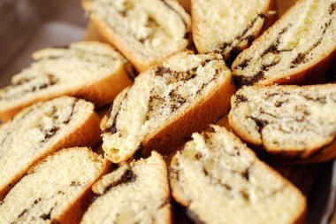 Taze pişmiş haşhaş tohumu masanın üzerine rulo