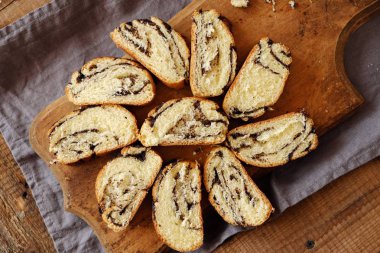 Taze pişmiş haşhaş tohumu masanın üzerine rulo