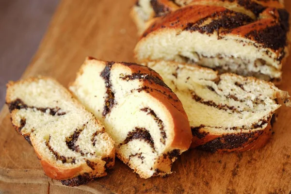 Fresh Baked Poppy Seed Roll Table — Stock Photo, Image