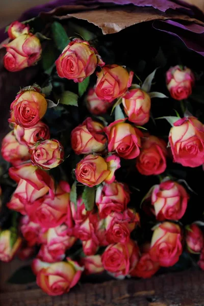 テーブルの上のピンクのバラの美しい花束 — ストック写真