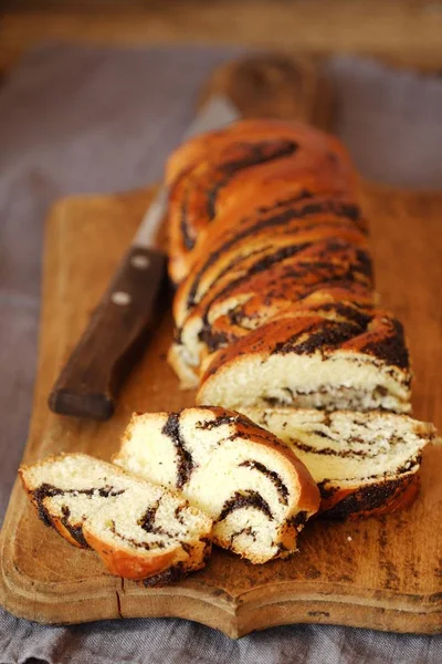 Fresh Baked Poppy Seed Roll Table — Stock Photo, Image