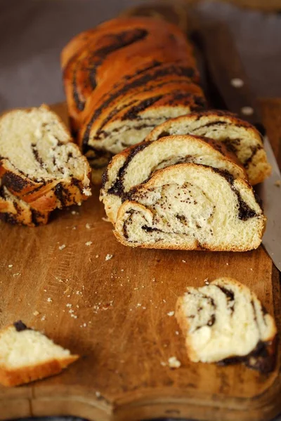 Fresh Baked Poppy Seed Roll Table — Stock Photo, Image