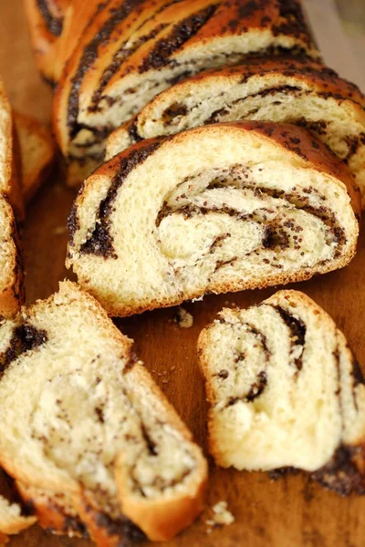 Fresh Baked Poppy Seed Roll Table — Stock Photo, Image