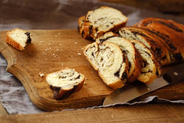 Fresh Baked Poppy Seed Roll Table — Stock Photo, Image