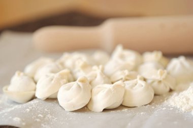 Ev yapımı köfte ve masanın üzerine un