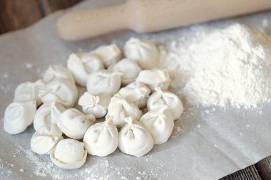 Ev yapımı köfte ve masanın üzerine un 