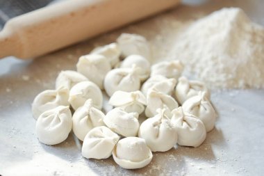 Ev yapımı köfte ve masanın üzerine un 