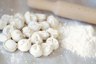 Ev yapımı köfte ve masanın üzerine un 