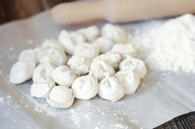 Ev yapımı köfte ve masanın üzerine un 