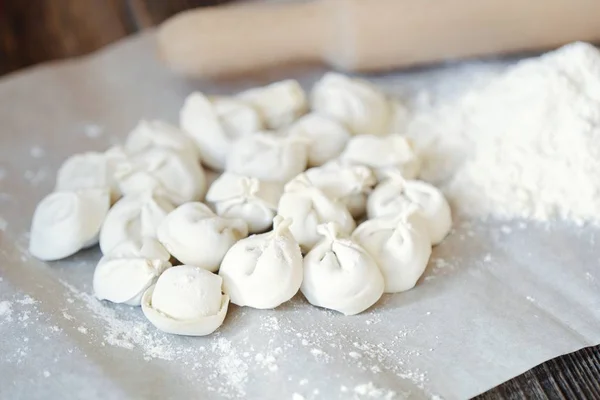 Ev yapımı köfte ve masanın üzerine un 