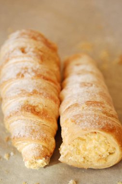 Vanilyalı krema ve şeker ile lezzetli kek 