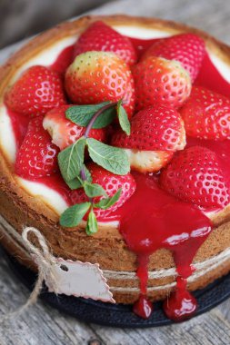 Çilek ve nane ile lezzetli güzel peynirli kek