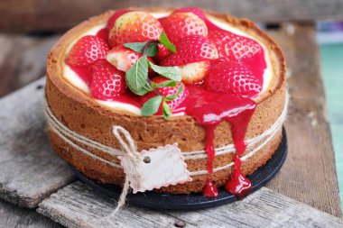 Çilek ve nane ile lezzetli güzel peynirli kek