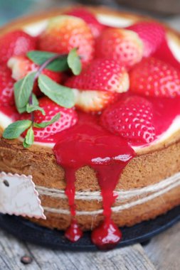 Çilek ve nane ile lezzetli güzel peynirli kek