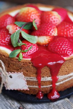 Çilek ve nane ile lezzetli güzel peynirli kek  