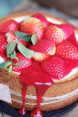 Çilek ve nane ile lezzetli güzel peynirli kek  