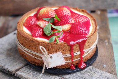 Çilek ve nane ile lezzetli güzel peynirli kek  