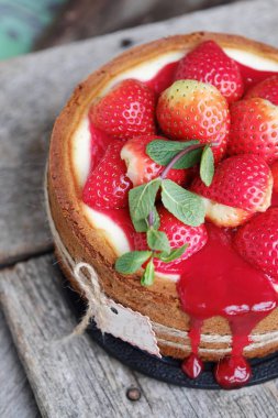 Çilek ve nane ile lezzetli güzel peynirli kek  