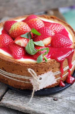 Çilek ve nane ile lezzetli güzel peynirli kek  