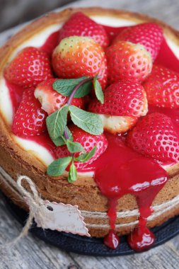 Çilek ve nane ile lezzetli güzel peynirli kek  