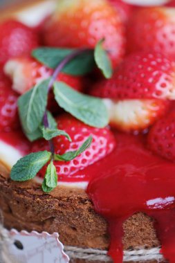 Çilek ve nane ile lezzetli güzel peynirli kek  