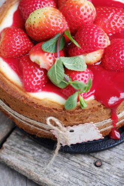 Çilek ve nane ile lezzetli güzel peynirli kek  