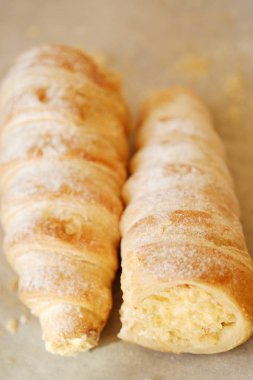 Vanilyalı krema ve şeker ile lezzetli kek 