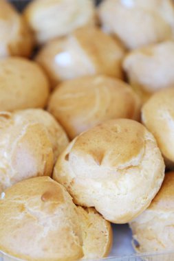 Vanilyalı krema ve şeker ile lezzetli kek 