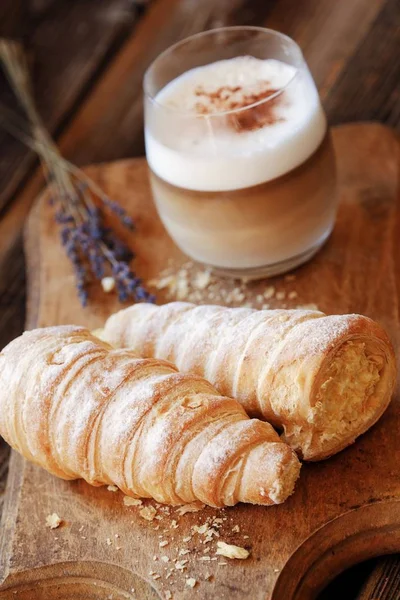 Delicious Vanilla Cream Cakes Lavender Coffee — Stock Photo, Image