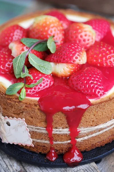 Νόστιμα Όμορφη Cheesecake Φράουλες Και Δυόσμο — Φωτογραφία Αρχείου