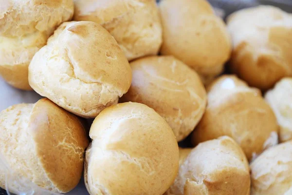 Vanilyalı krema ve şeker ile lezzetli kek 