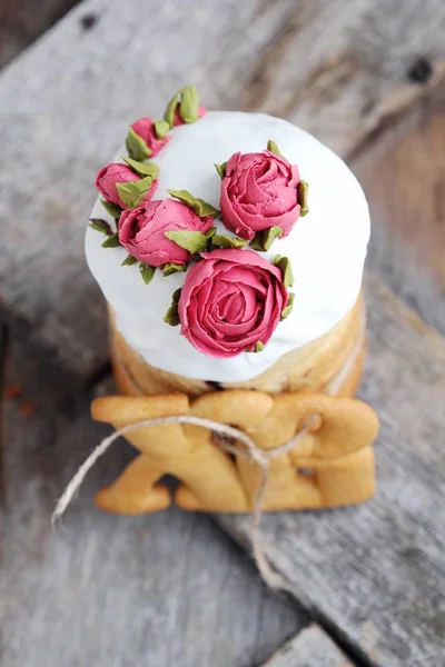 Bolo Páscoa Com Passas Rosas Creme — Fotografia de Stock