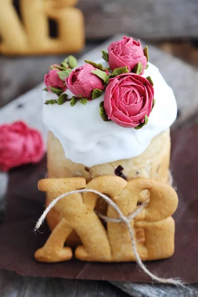 Kue Paskah Dengan Kismis Dan Krim Mawar — Stok Foto