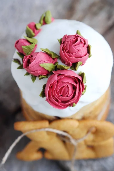 Bolo Páscoa Com Passas Rosas Creme — Fotografia de Stock