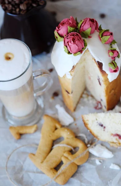 Kue Paskah Dengan Mawar Dan Kopi Atas Meja — Stok Foto