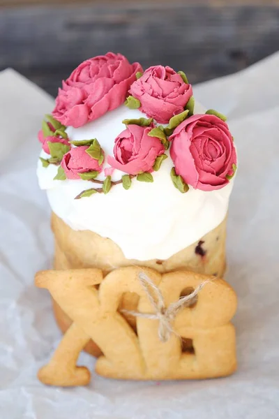 Kue Paskah Dengan Kismis Dan Krim Mawar — Stok Foto