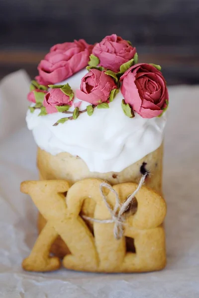 Kue Paskah Dengan Kismis Dan Krim Mawar — Stok Foto