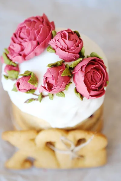 Bolo Páscoa Com Passas Rosas Creme — Fotografia de Stock