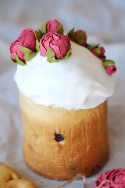 Пасхальный Торт Изюмом Кремовыми Розами — стоковое фото