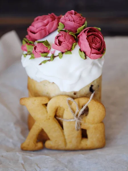 Kue Paskah Dengan Kismis Dan Krim Mawar — Stok Foto