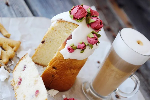 Kue Paskah Dengan Mawar Dan Kopi Atas Meja — Stok Foto
