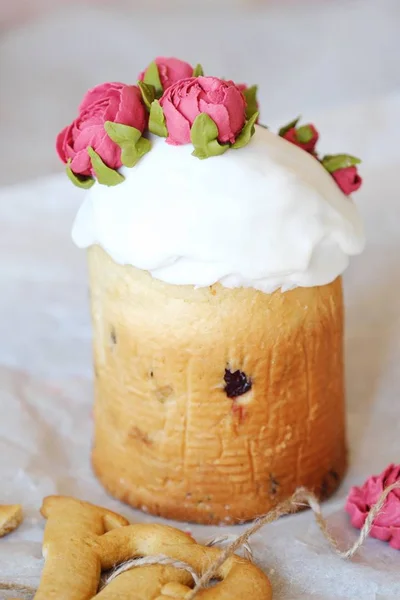 Pasen Cake Met Rozijnen Crème Rozen — Stockfoto