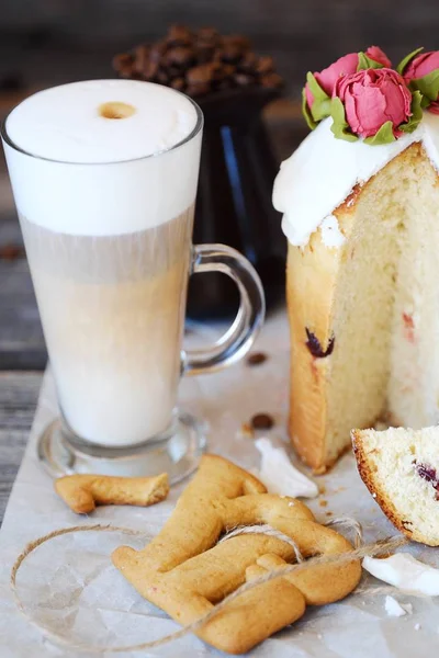 Kue Paskah Dengan Mawar Dan Kopi Atas Meja — Stok Foto