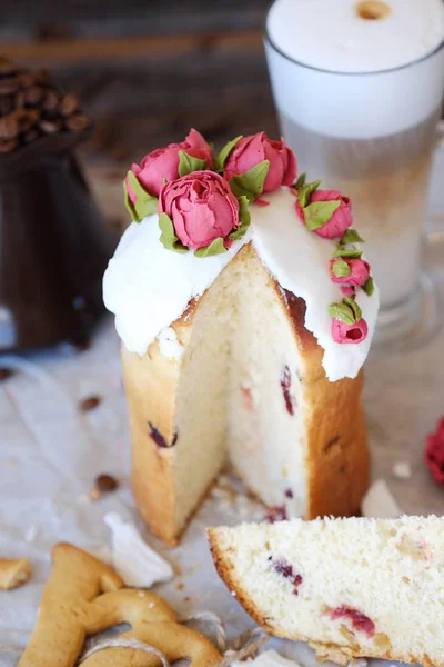 Kue Paskah Dengan Mawar Dan Kopi Atas Meja — Stok Foto